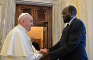 El Papa Francisco con el Presidente de Sudán del Sur en el Vaticano. Foto: Vatican Media 