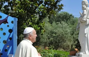 Imagen referencial / Papa Francisco contempla imagen de San José. Crédito: Vatican Media. 