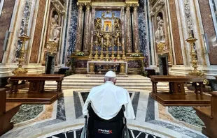 Papa Francisco reza esta mañana en la Basílica de Santa María la Mayor. Crédito: Vatican Media. 