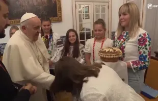 El Papa Francisco y los jóvenes de Ucrania. Crédito: EWTN 