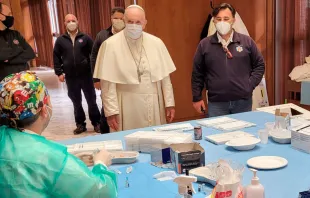 El Papa Francisco visita el centro de vacunación en el Aula Pablo VI. Foto: @salastampa 