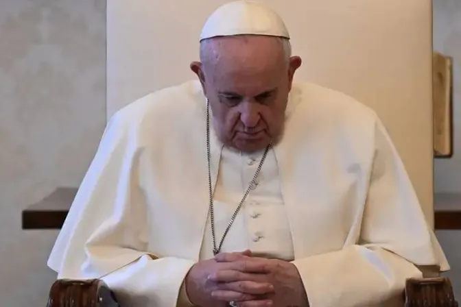 Escultura del Papa Francisco arrojando un bebé al piso provoca rechazo en México