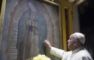 El Papa Francisco toca la imagen original de la Virgen de Guadalupe durante su visita a México en 2016. Crédito: Vatican Media / ACI Prensa. 