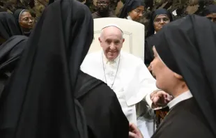 El Papa Francisco con un grupo de religiosas en el Vaticano. Crédito: Vatican Media 