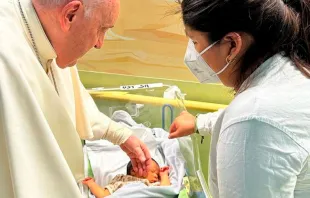El Papa Francisco bautiza a un bebé en el Hospital Gemelli. Crédito: Vatican Media 