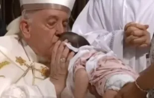 El Papa Francisco besa a la pequeña Everly, en el Santuario de Sainte-Anne-de-Beaupré en Quebec, Canadá. Crédito: Captura de video / Vatican Media. 