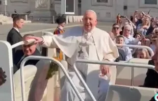 Papa Francisco bromea con miembros de los Legionarios de Cristo en la Plaza de San Pedro, este 11 de mayo. Crédito: Captura de video / TikTok. 