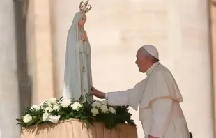 El Papa Francisco reza ante la Virgen de Fátima. Crédito: Daniel Ibáñez / ACI Prensa 