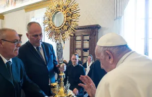 El Papa Francisco bendice la custodia mexicana que se usará en el Congreso Eucarístico de 2024. Crédito: Vatican Media 