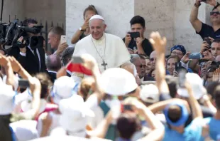 El Papa Francisco en un encuentro con jóvenes en la Plaza de San Pedro. Crédito: Daniel Ibáñez (ACI) 