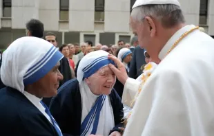 Imagen referencial. Papa Francisco con Misioneras de la Caridad en 2013. Foto: Vatican Media 