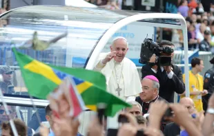 El Papa Francisco saluda a los jóvenes en la JMJ Río 2013. Crédito: Flickr Jornada Mundial da Juventude (CC BY-NC-SA 2.0) 