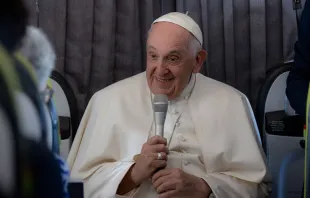 Papa Francisco en rueda de prensa al volver de Lisboa a Roma, este 6 de agosto. Crédito: Daniel Ibáñez / ACI Prensa. 