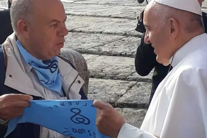 El Papa Francisco recibió el pañuelo celeste de “Salvemos las 2 Vidas”