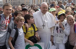 El Papa Francisco con un grupo de niños y jóvenes en el Vaticano. Crédito: Daniel Ibáñez / ACI Prensa 
