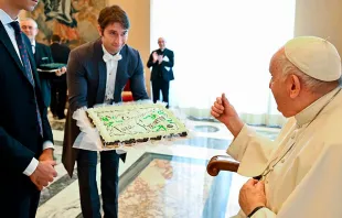 El Papa Francisco recibe un pastel de cumpleaños por sus 86 años. Crédito: Vatican Media 