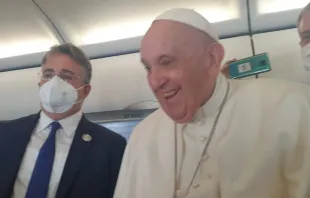 Imagen referencial / Papa Francisco en el avión rumbo a Budapest, Hungría. Crédito: Andrea Gagliarducci / ACI Prensa. 