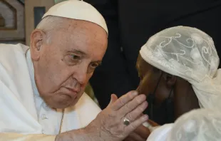 El Papa Francisco bendice a una de las víctimas que dio su testimonio en la Nunciatura Apostólica en Kinshasa, en la República Democrática del Congo. Crédito: Vatican Media 