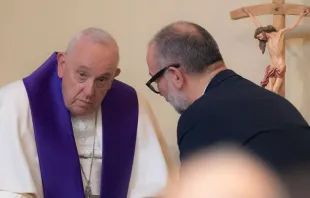 El Papa Francisco confiesa a un fiel durante la ceremonia penitencial "24 horas para el Señor". Crédito: Daniel Ibáñez (ACI) 