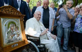 El Papa Francisco en su encuentro con huéspedes del centro de acogida Fraternité St Alphonse. Crédito: Vatican Media 