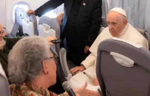 El Papa Francisco durante la rueda de prensa en el vuelo de retorno de Hungría. Crédito: Daniel Ibáñez (ACI) 