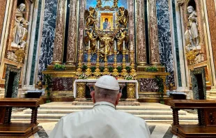 El Papa Francisco reza ante la imagen de la Virgen Salus Populi Romani. Crédito: Vatican Media 