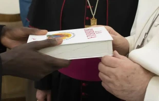 Papa Francisco regala una Biblia. Cru00e9dito: Vatican Media. 