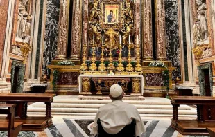 Papa Francisco frente al icono de la Salus Populi Romani. Crédito: Vatican Media 