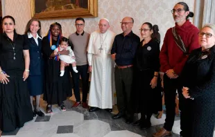 El Papa Francisco recibe en el Vaticano a representantes de las víctimas del conflicto armado en Colombia. Crédito: Vatican Media 