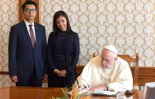 El Papa firma en el libro de honor del Palacio Presidencial. Foto: Vatican Media 