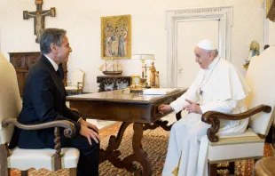 El Papa conversa con el Secretario de Estado Blinken. Foto: Vatican Media 