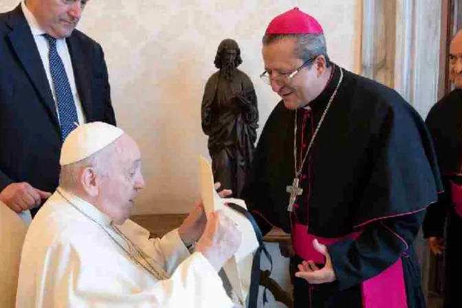 Regalan al Papa Francisco un sombrero hecho por víctima de la violencia en México