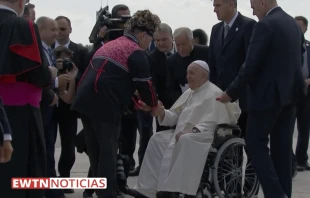 Papa Francisco saludando a lu00edder indu00edgena en el aeropuerto internacional de Quebec. Cru00e9dito: EWTN Noticias 