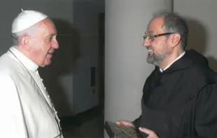 Papa Francisco y el P. Saverio Canistrá, prepósito de la Orden de los Carmelitas. Foto: www.stj500.es 