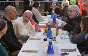 El Papa almuerza con refugiados, pobres y detenidos de Bologna. Foto: L'Osservatore Romano 