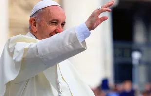 El Papa saluda a los fieles durante la Audiencia General. Foto: Daniel Ibáñez / ACI Prensa 