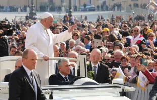 El Papa saluda a los fieles en la Audiencia General. Foto: Daniel Ibañez / ACI Prensa 