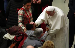 El Papa saluda a los fieles durante la Audiencia. Foto: Daniel Ibáñez / ACI Prensa 