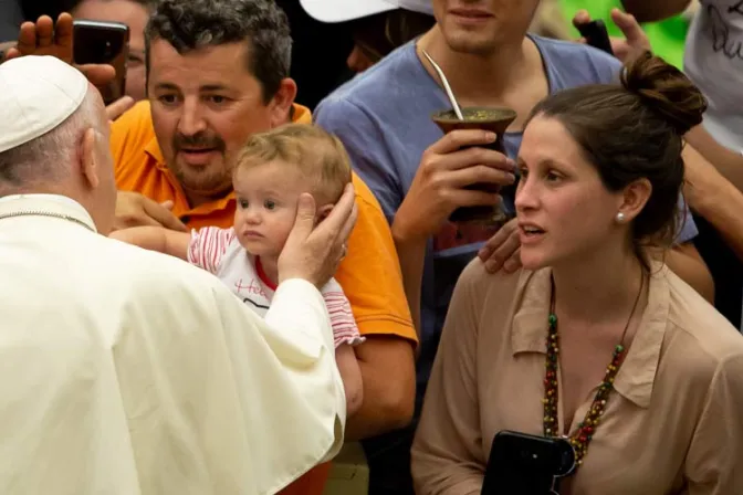 Por la carrera y el éxito se sacrifican a los hijos y no se tienen, denuncia el Papa