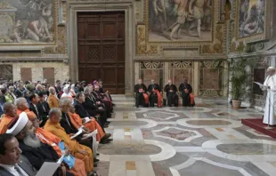 El Papa Francisco recibe participantes de conferencia sobre religiones y desarrollo. Foto: Vatican Media 