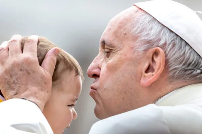 Papa Francisco invita a ser testimonio e iluminar el mundo con la fuerza del Espíritu