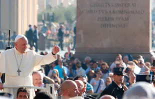 El Papa saluda a los fieles en la Plaza de San Pedro. Foto: Daniel Ibáñez / ACI Prensa 
