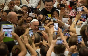 El Papa rodeado de fieles al comenzar la Audiencia General. Foto: Daniel Ibáñez / ACI Prensa  