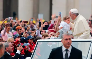 El Papa bendice a un niño durante la Audiencia. Foto: Daniel Ibáñez / ACI Prensa 