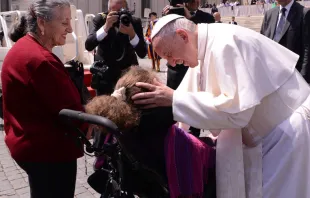 El Papa Francisco saluda a una mujer enferma en San Pedro / Foto: Sabrina Fusco 