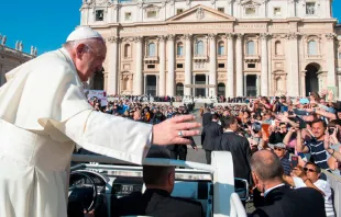 El Papa saluda a los fieles congregados en el Vaticano. Foto: L'Osservatore Romano 