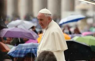 El Papa saluda en la Plaza de San Pedro. Foto: Alexey Gotovsky / ACI Prensa 