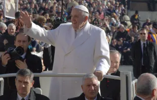 El Papa saluda a los fieles en la Audiencia Jubilar. Foto: Alexey Gotovsky / ACI Prensa 