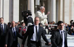 El Papa saluda a los fieles en la Audiencia. Foto: Daniel Ibáñez/ ACI Prensa 