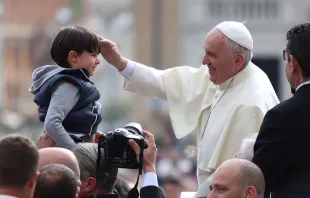 El Papa bendice a un niño durante la Audiencia. Foto: Daniel Ibáñez / ACI Prensa 